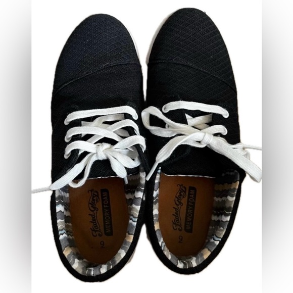 Faded glory memory foam sneakers.
Comfortable. Excellent condition! Size 9 - Picture 3 of 6
